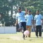 Bupati Lukman Hakim memulai Piala Bupati U-12 dengan tendangan kick off simbolis di Alun-alun Bangkalan, Sabtu (4/10) (Foto Dok Ho/RadarBangsa.co.id)