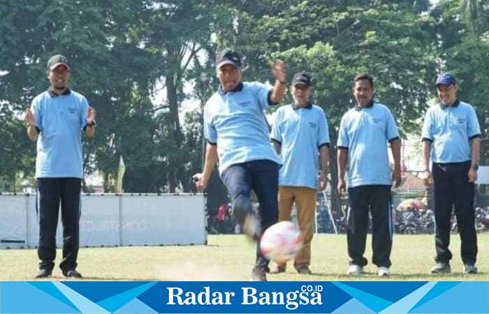Bupati Lukman Hakim memulai Piala Bupati U-12 dengan tendangan kick off simbolis di Alun-alun Bangkalan, Sabtu (4/10) (Foto Dok Ho/RadarBangsa.co.id)