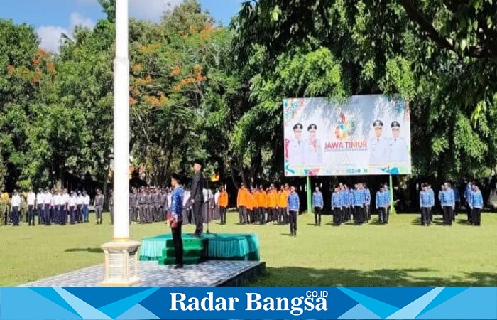 Wakil Bupati Bangkalan Moh. Fauzan Ja’far memimpin upacara peringatan Hari Jadi ke-80 Provinsi Jawa Timur di halaman Kantor Bupati Bangkalan, Senin (13/10/2025) (Foto Dok Ho/RadarBangsa.co.id)
