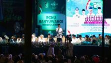 Ribuan warga memadati Jalan Ahmad Yani, Banyuwangi, Rabu malam (22/10/2025), untuk mengikuti acara Banyuwangi Bersholawat yang menjadi puncak peringatan Hari Santri Nasional 2025. (Foto Dok Ho/RadarBangsa.co.id)