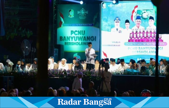 Ribuan warga memadati Jalan Ahmad Yani, Banyuwangi, Rabu malam (22/10/2025), untuk mengikuti acara Banyuwangi Bersholawat yang menjadi puncak peringatan Hari Santri Nasional 2025. (Foto Dok Ho/RadarBangsa.co.id)