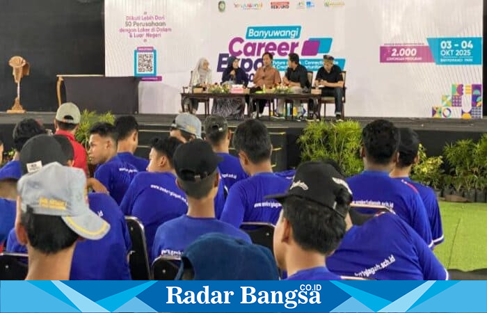 Peserta dan pengunjung antusias mengikuti Banyuwangi Career Expo 2025 di Gedung Theater Banyuwangi Park, dengan berbagai perusahaan membuka lowongan kerja inklusif bagi penyandang disabilitas dan pelatihan digital bagi generasi muda (Foto Dok Ho/RadarBangsa.co.id)
