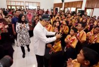 Menteri Sosial Saifullah Yusuf (Gus Ipul) berdialog dengan siswa Sekolah Rakyat di BPVP Muncar, Banyuwangi, Jumat (3/10/2025). (Foto Dok Ho/RadarBangsa.co.id)