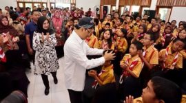 Menteri Sosial Saifullah Yusuf (Gus Ipul) berdialog dengan siswa Sekolah Rakyat di BPVP Muncar, Banyuwangi, Jumat (3/10/2025). (Foto Dok Ho/RadarBangsa.co.id)