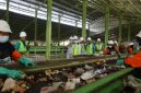 Bupati Banyuwangi Ipuk Fiestiandani mendampingi Menko Bidang Pangan Zulkifli Hasan saat meninjau TPS 3R Balak, Kecamatan Songgon, Februari 2025. (Foto Dok Ho/RadarBangsa.co.id)