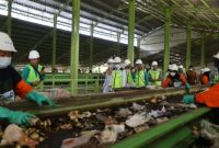 Bupati Banyuwangi Ipuk Fiestiandani mendampingi Menko Bidang Pangan Zulkifli Hasan saat meninjau TPS 3R Balak, Kecamatan Songgon, Februari 2025. (Foto Dok Ho/RadarBangsa.co.id)