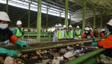Bupati Banyuwangi Ipuk Fiestiandani mendampingi Menko Bidang Pangan Zulkifli Hasan saat meninjau TPS 3R Balak, Kecamatan Songgon, Februari 2025. (Foto Dok Ho/RadarBangsa.co.id)