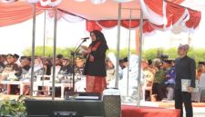 Bupati Banyuwangi Ipuk Fiestiandani memimpin upacara peringatan Hari Sumpah Pemuda ke-97 di halaman Kantor Bupati, Selasa (28/10/2025) (Foto Dok Ho/RadarBangsa.co.id)