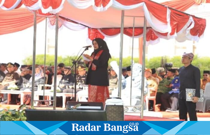Bupati Banyuwangi Ipuk Fiestiandani memimpin upacara peringatan Hari Sumpah Pemuda ke-97 di halaman Kantor Bupati, Selasa (28/10/2025) (Foto Dok Ho/RadarBangsa.co.id)