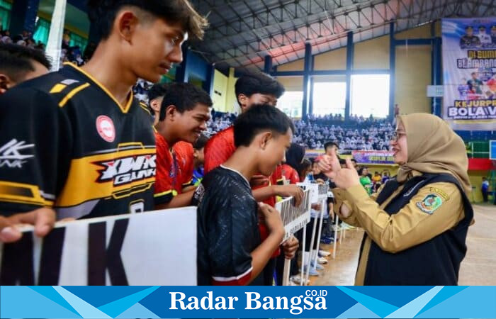 Tim tuan rumah Lare Osing Banyuwangi bersiap bertanding pada Kejurprov Bola Voli U-19, ajang pencarian bibit atlet voli muda se-Jatim. (Foto Dok Ho/RadarBangsa.co.id)