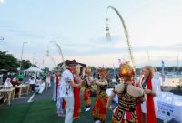 Kapal-kapal yacht internasional peserta Sail to Indonesia 2025 bersandar di Pantai Marina Boom, Banyuwangi, disambut meriah dengan Tari Gandrung dan sambutan Bupati Ipuk Fiestiandani, Minggu (5/10/2025). (Foto Dok Ho/RadarBangsa.co.id)