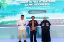Bupati Banyuwangi, Ipuk Fiestiandani, tersenyum saat menerima penghargaan Mitra Strategis Terbaik di ajang BI Jember Awards 2025, Situbondo, Selasa (28/10/2025). (Foto Dok Ho/RadarBangsa.co.id)