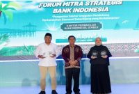 Bupati Banyuwangi, Ipuk Fiestiandani, tersenyum saat menerima penghargaan Mitra Strategis Terbaik di ajang BI Jember Awards 2025, Situbondo, Selasa (28/10/2025). (Foto Dok Ho/RadarBangsa.co.id)
