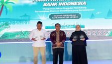Bupati Banyuwangi, Ipuk Fiestiandani, tersenyum saat menerima penghargaan Mitra Strategis Terbaik di ajang BI Jember Awards 2025, Situbondo, Selasa (28/10/2025). (Foto Dok Ho/RadarBangsa.co.id)