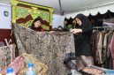 Bupati Banyuwangi Ipuk Fiestiandani (kanan) melihat hasil karya perajin batik lokal dalam gelaran Banyuwangi Batik Festival (BBF) 2025 di Gesibu Blambangan, Jumat (17/10/2025).  (Foto Dok Ho/RadarBangsa.co.id)