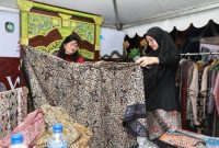 Bupati Banyuwangi Ipuk Fiestiandani (kanan) melihat hasil karya perajin batik lokal dalam gelaran Banyuwangi Batik Festival (BBF) 2025 di Gesibu Blambangan, Jumat (17/10/2025).  (Foto Dok Ho/RadarBangsa.co.id)