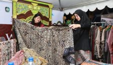 Bupati Banyuwangi Ipuk Fiestiandani (kanan) melihat hasil karya perajin batik lokal dalam gelaran Banyuwangi Batik Festival (BBF) 2025 di Gesibu Blambangan, Jumat (17/10/2025).  (Foto Dok Ho/RadarBangsa.co.id)