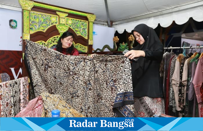 Bupati Banyuwangi Ipuk Fiestiandani (kanan) melihat hasil karya perajin batik lokal dalam gelaran Banyuwangi Batik Festival (BBF) 2025 di Gesibu Blambangan, Jumat (17/10/2025).  (Foto Dok Ho/RadarBangsa.co.id)