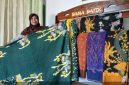 Jumiati, pembatik asal Desa Kemantren Rejo, Kecamatan Rejoso, tengah mencanting kain batik tulis “Pakrida” pesanan ASN Pemkab Pasuruan di rumah produksinya, Senin (13/10/2025). (Foto Dok Ho/RadarBangsa.co.id)