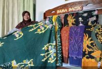 Jumiati, pembatik asal Desa Kemantren Rejo, Kecamatan Rejoso, tengah mencanting kain batik tulis “Pakrida” pesanan ASN Pemkab Pasuruan di rumah produksinya, Senin (13/10/2025). (Foto Dok Ho/RadarBangsa.co.id)