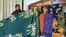 Jumiati, pembatik asal Desa Kemantren Rejo, Kecamatan Rejoso, tengah mencanting kain batik tulis “Pakrida” pesanan ASN Pemkab Pasuruan di rumah produksinya, Senin (13/10/2025). (Foto Dok Ho/RadarBangsa.co.id)