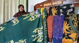 Jumiati, pembatik asal Desa Kemantren Rejo, Kecamatan Rejoso, tengah mencanting kain batik tulis “Pakrida” pesanan ASN Pemkab Pasuruan di rumah produksinya, Senin (13/10/2025). (Foto Dok Ho/RadarBangsa.co.id)