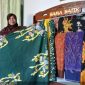 Jumiati, pembatik asal Desa Kemantren Rejo, Kecamatan Rejoso, tengah mencanting kain batik tulis “Pakrida” pesanan ASN Pemkab Pasuruan di rumah produksinya, Senin (13/10/2025). (Foto Dok Ho/RadarBangsa.co.id)