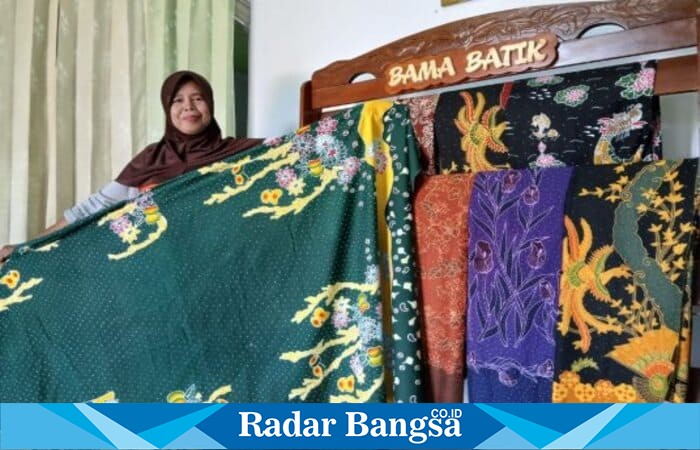 Jumiati, pembatik asal Desa Kemantren Rejo, Kecamatan Rejoso, tengah mencanting kain batik tulis “Pakrida” pesanan ASN Pemkab Pasuruan di rumah produksinya, Senin (13/10/2025). (Foto Dok Ho/RadarBangsa.co.id)
