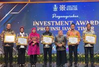 Para kepala daerah penerima penghargaan Investment Award 2025 berfoto bersama Gubernur Jawa Timur Khofifah Indar Parawansa usai penyerahan penghargaan di Surabaya, Rabu (1/10/2025). (Foto Dok Ho/RadarBangsa.co.id)