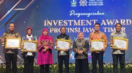 Para kepala daerah penerima penghargaan Investment Award 2025 berfoto bersama Gubernur Jawa Timur Khofifah Indar Parawansa usai penyerahan penghargaan di Surabaya, Rabu (1/10/2025). (Foto Dok Ho/RadarBangsa.co.id)