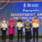 Para kepala daerah penerima penghargaan Investment Award 2025 berfoto bersama Gubernur Jawa Timur Khofifah Indar Parawansa usai penyerahan penghargaan di Surabaya, Rabu (1/10/2025). (Foto Dok Ho/RadarBangsa.co.id)