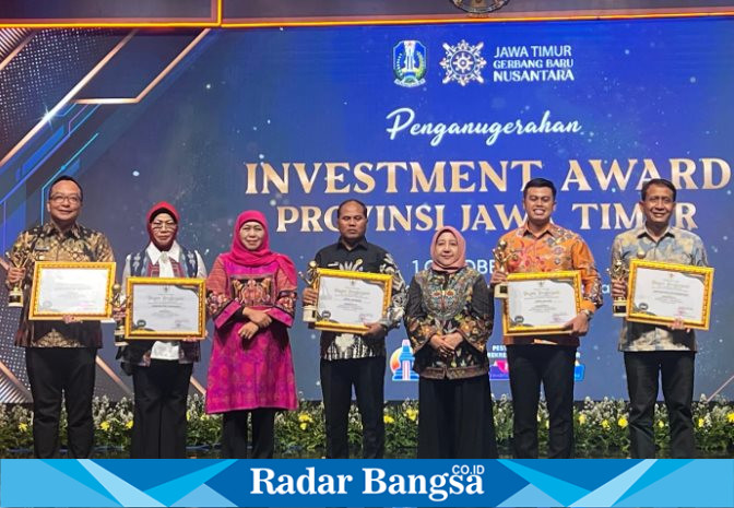 Para kepala daerah penerima penghargaan Investment Award 2025 berfoto bersama Gubernur Jawa Timur Khofifah Indar Parawansa usai penyerahan penghargaan di Surabaya, Rabu (1/10/2025). (Foto Dok Ho/RadarBangsa.co.id)