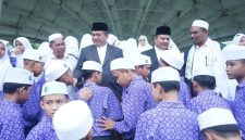 Bupati Asahan Taufik Zainal Abidin Siregar, S.Sos., M.Si memimpin upacara peringatan Hari Santri Nasional 2025 di Alun-alun Rambate Rata Raya, Kisaran (Foto Dok Ho/RadarBangsa.co.id)