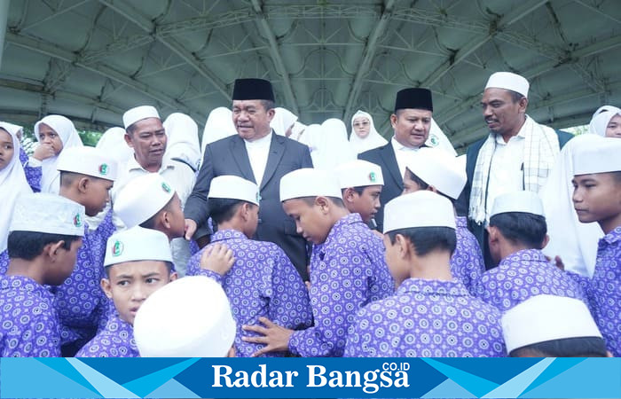 Bupati Asahan Taufik Zainal Abidin Siregar, S.Sos., M.Si memimpin upacara peringatan Hari Santri Nasional 2025 di Alun-alun Rambate Rata Raya, Kisaran (Foto Dok Ho/RadarBangsa.co.id)