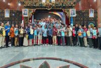 Bupati Bangkalan Lukman Hakim bersama para kepala Organisasi Perangkat Daerah (OPD) usai penandatanganan Perjanjian Kinerja (PK) di Pendopo Agung Bangkalan, Jumat (17/10/2025) malam. (Foto Dok Ho/RadarBangsa.co.id)
