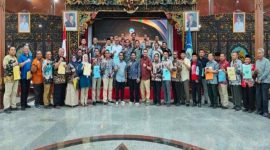 Bupati Bangkalan Lukman Hakim bersama para kepala Organisasi Perangkat Daerah (OPD) usai penandatanganan Perjanjian Kinerja (PK) di Pendopo Agung Bangkalan, Jumat (17/10/2025) malam. (Foto Dok Ho/RadarBangsa.co.id)
