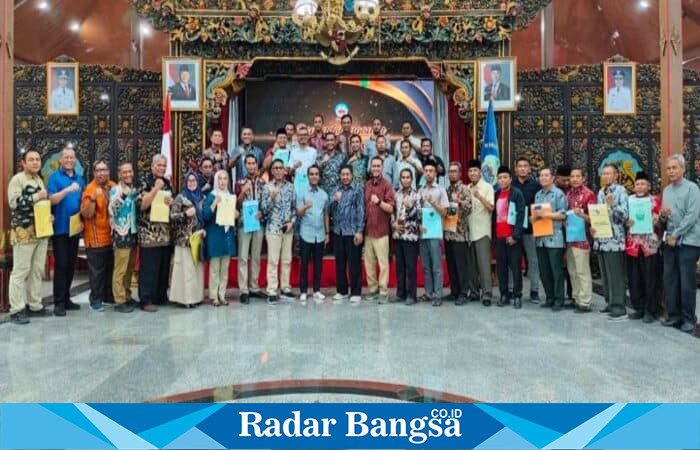 Bupati Bangkalan Lukman Hakim bersama para kepala Organisasi Perangkat Daerah (OPD) usai penandatanganan Perjanjian Kinerja (PK) di Pendopo Agung Bangkalan, Jumat (17/10/2025) malam. (Foto Dok Ho/RadarBangsa.co.id)