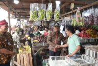Bupati Bangkalan Lukman Hakim berdialog dengan pedagang kaki lima saat meninjau kawasan Bancaran, Kecamatan Bangkalan, Kamis (30/10/2025) (Foto Dok Ho/RadarBangsa.co.id)