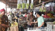 Bupati Bangkalan Lukman Hakim berdialog dengan pedagang kaki lima saat meninjau kawasan Bancaran, Kecamatan Bangkalan, Kamis (30/10/2025) (Foto Dok Ho/RadarBangsa.co.id)