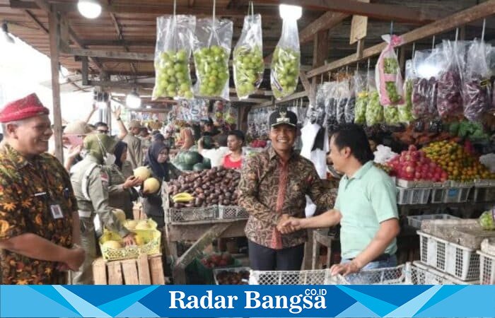 Bupati Bangkalan Lukman Hakim berdialog dengan pedagang kaki lima saat meninjau kawasan Bancaran, Kecamatan Bangkalan, Kamis (30/10/2025) (Foto Dok Ho/RadarBangsa.co.id)