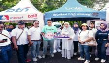 Bupati Banyuwangi Ipuk Fiestiandani menyaksikan akad massal KPR bersubsidi bagi masyarakat berpenghasilan rendah di area Car Free Day, Jalan Ahmad Yani, Banyuwangi, Minggu (19/10/2025). (Foto Dok Ho/RadarBangsa.co.id)