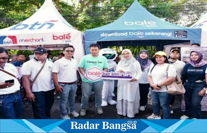 Bupati Banyuwangi Ipuk Fiestiandani menyaksikan akad massal KPR bersubsidi bagi masyarakat berpenghasilan rendah di area Car Free Day, Jalan Ahmad Yani, Banyuwangi, Minggu (19/10/2025). (Foto Dok Ho/RadarBangsa.co.id)