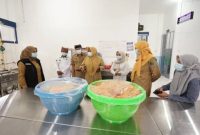 Bupati Banyuwangi Ipuk Fiestiandani meninjau dapur Satuan Pelayanan Pemenuhan Gizi (SPPG) di Kecamatan Giri, Senin (27/10/2025) (Foto Dok Ho/RadarBangsa.co.id)