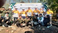 Bupati Madiun Hari Wuryanto (tengah) bersama Forkopimda dan jajaran OPD berfoto bersama usai kegiatan kerja bakti membangun rumah layak huni dalam rangka Bakti Sosial Terpadu (BST) di Desa Nampu, Kecamatan Gemarang, Kabupaten Madiun, Selasa (15/10/2025). (Foto Dok Ho/RadarBangsa.co.id)