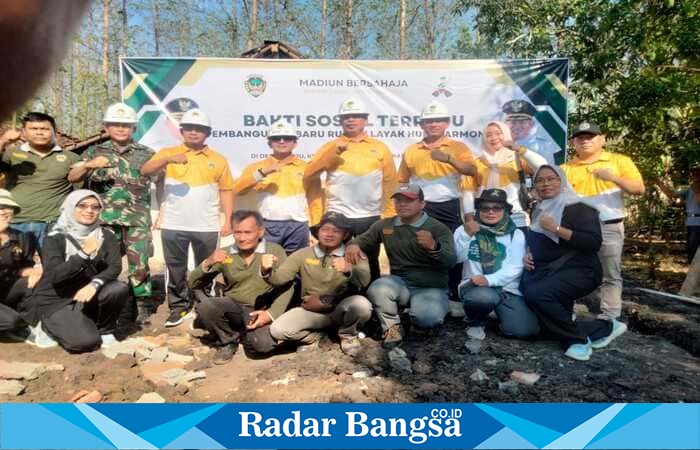 Wakil Bupati dr. Purnomo Hadi. (tengah) bersama Forkopimda dan jajaran OPD berfoto bersama usai kegiatan kerja bakti membangun rumah layak huni dalam rangka Bakti Sosial Terpadu (BST) di Desa Nampu, Kecamatan Gemarang, Kabupaten Madiun, Selasa (15/10/2025). (Foto Dok Ho/RadarBangsa.co.id)