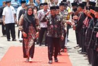 Bupati Bangkalan Lukman Hakim bersilaturahmi dengan pengasuh dan santri Ponpes Hidayatullah Al Muhajirin Arosbaya. (Foto Dok Ho/RadarBangsa.co.id)