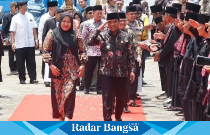 Bupati Bangkalan Lukman Hakim bersilaturahmi dengan pengasuh dan santri Ponpes Hidayatullah Al Muhajirin Arosbaya. (Foto Dok Ho/RadarBangsa.co.id)