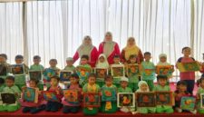 Anak-anak RA di Kabupaten Pasuruan mewarnai kain bermotif “anak bebek” dalam kegiatan Gerakan Nasional RA Membatik di GOR Raci, Bangil, Rabu (29/10/2025). (Foto Dok Ho/RadarBangsa.co.id)