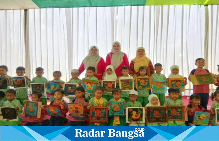 Anak-anak RA di Kabupaten Pasuruan mewarnai kain bermotif “anak bebek” dalam kegiatan Gerakan Nasional RA Membatik di GOR Raci, Bangil, Rabu (29/10/2025). (Foto Dok Ho/RadarBangsa.co.id)