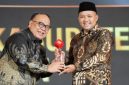 Bupati Pasuruan Rusdi Sutejo menerima penghargaan Outstanding Innovator of Indonesia’s First Halal Industrial Estate dari Direktur Transmedia Latif Harnoko dalam ajang CNN Indonesia Awards 2025 di Jakarta, Jumat (31/10/2025). (Dok Istimewa)